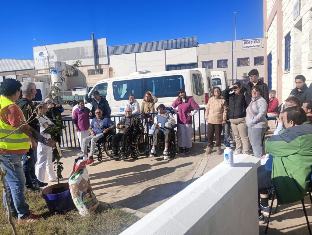 El Centro Ocupacional de FEGADI COCEMFE celebra el Día para la Eliminación de la Violencia contra las Mujeres plantando un limonero como símbolo de vida