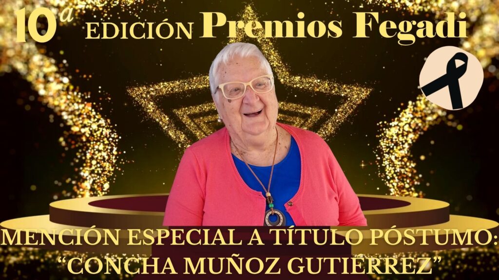 Fotografía de Concha Muñoz Gutiérrez sobre fondo de la edición de Premios Fegadi