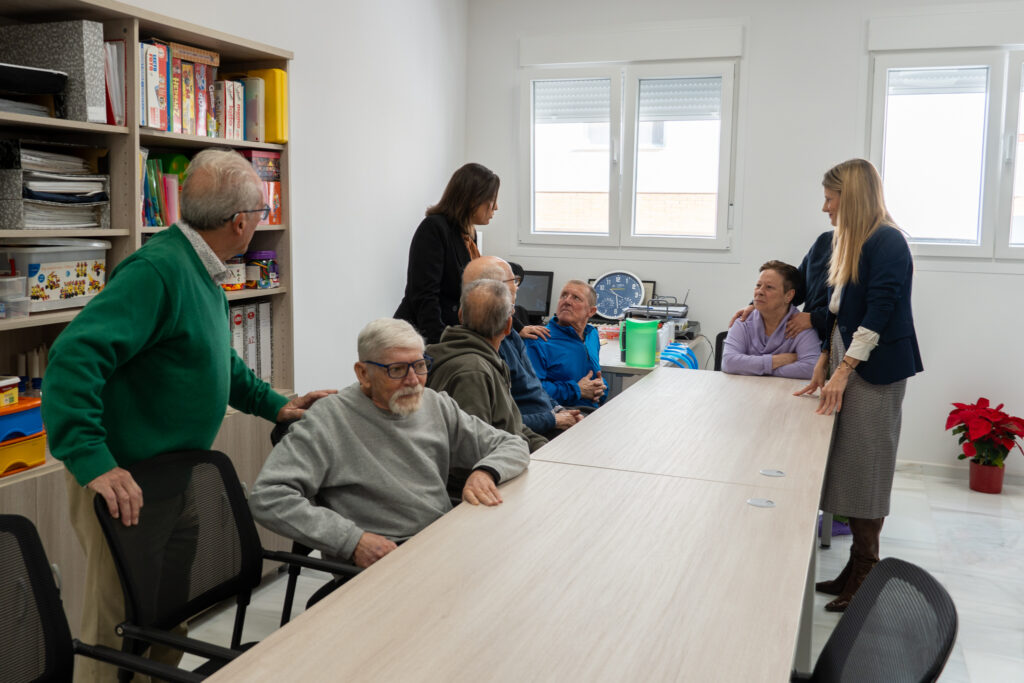 La alcaldesa de San Fernando visita el Centro de Día de PARKINSON BAHÍA DE CÁDIZ en el Día Internacional de las Personas con Discapacidad