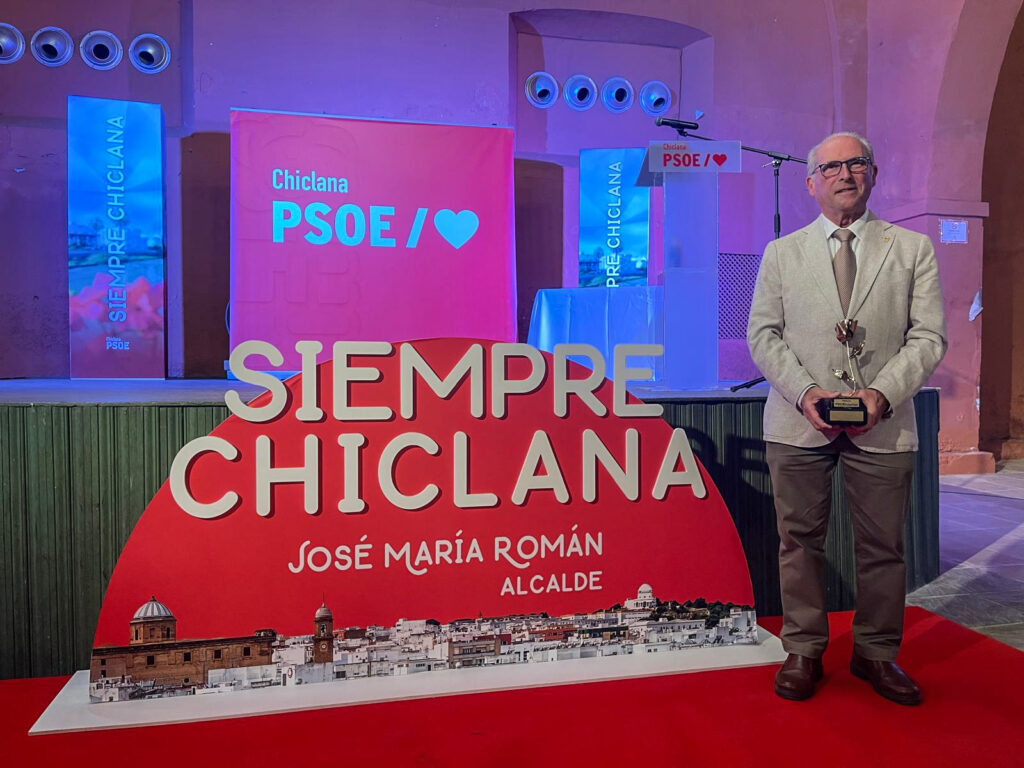 Chiclana reconoce la trayectoria y el compromiso de Joaquín Izquierdo en un acto homenaje
