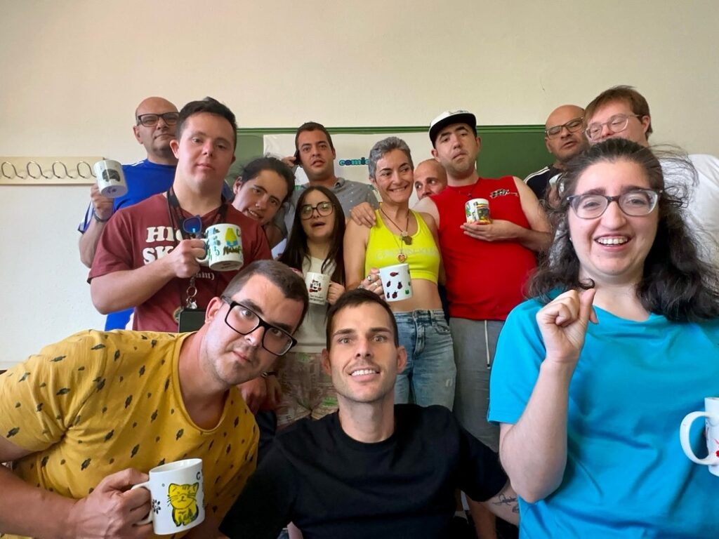 ASAMIOL clausura el taller de pintura en taza y piedras con una jornada de convivencia
