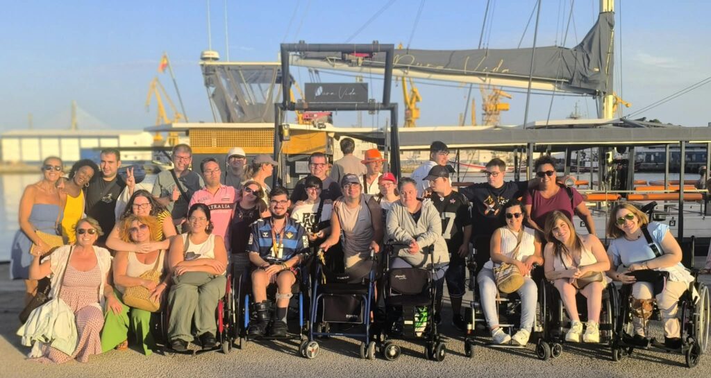 AGEBH disfruta de un paseo en catamarán por la Bahía de Cádiz junto a jóvenes y personas voluntarias